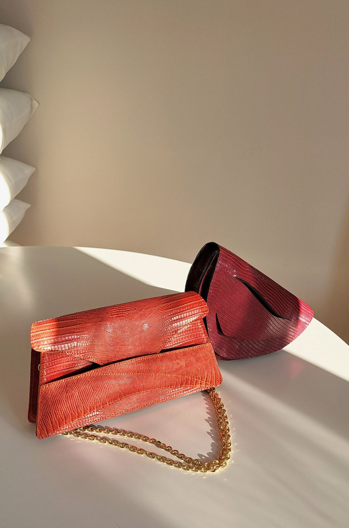 Egyedi bőr designer táska, magyar iparművész táska tervező,  prémium olasz bőrök, személyre szabott ajándék felirat /monogram, magyar márka ~
Sustainable, unique orange genuine leather crossbody, half moon bag, handbag, charms, keyring, keychain, Italian leather. Limited numbers, custom colors, personalization, gift wrapped, Budapest based designer.