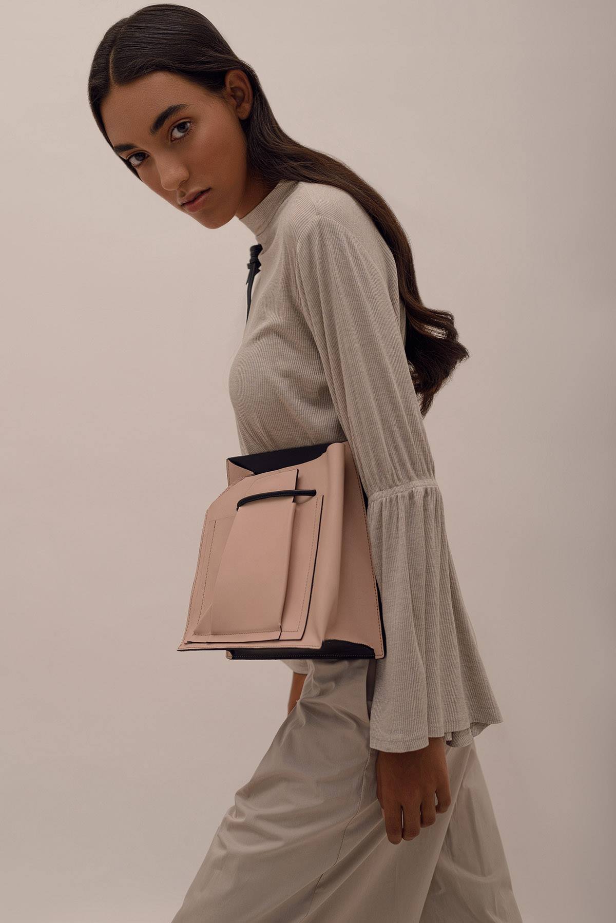 Close Bag - Peachy Nude - Black