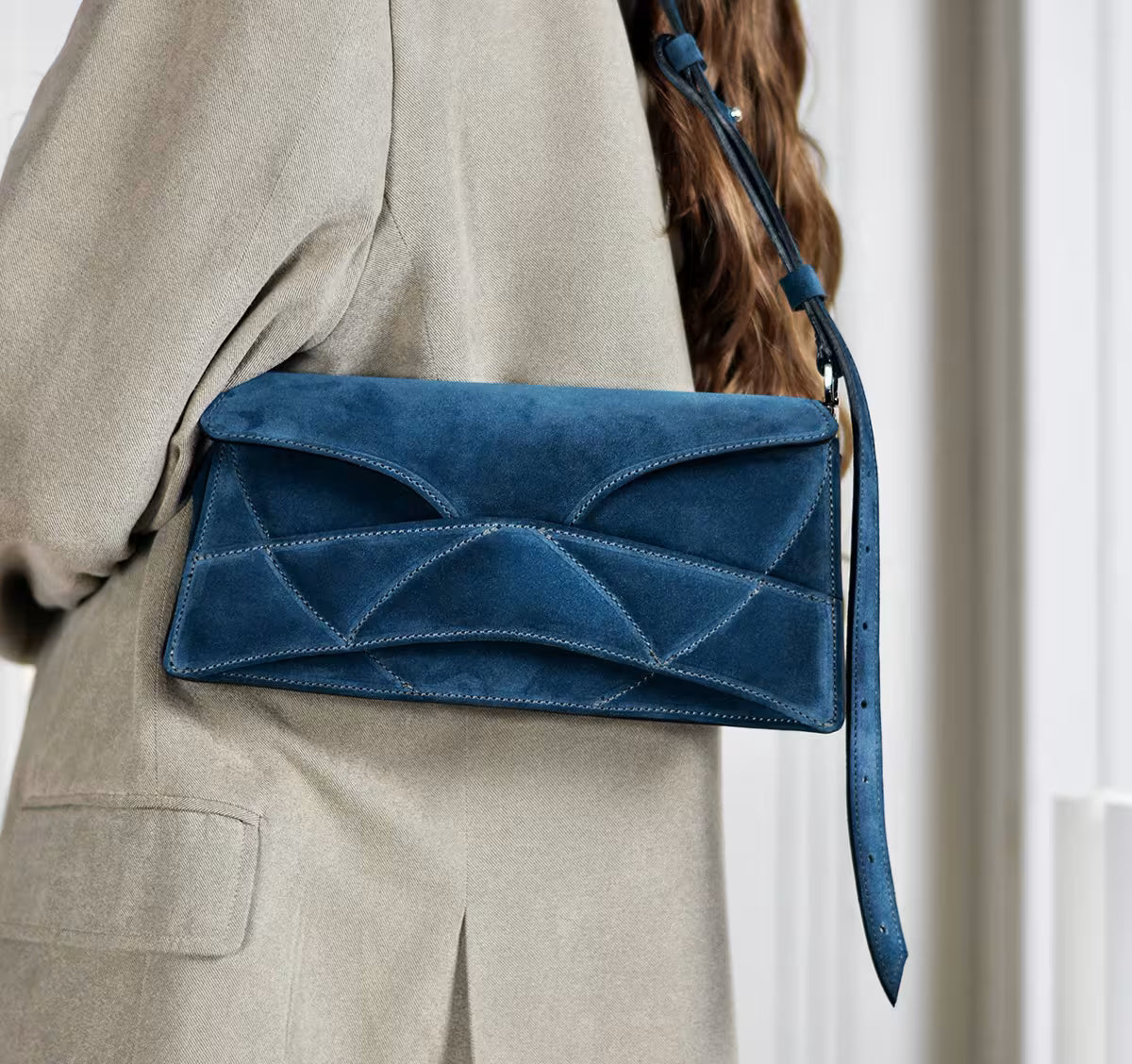 lindasieto magyar designer kék velúr bőr Enigmatic Heart táska, 2026 tavasz színek. Dark azure blue suede leather clutch to shoulder bag with quilted design, unique wrist strap by Budapest based fashion brand, ss26.