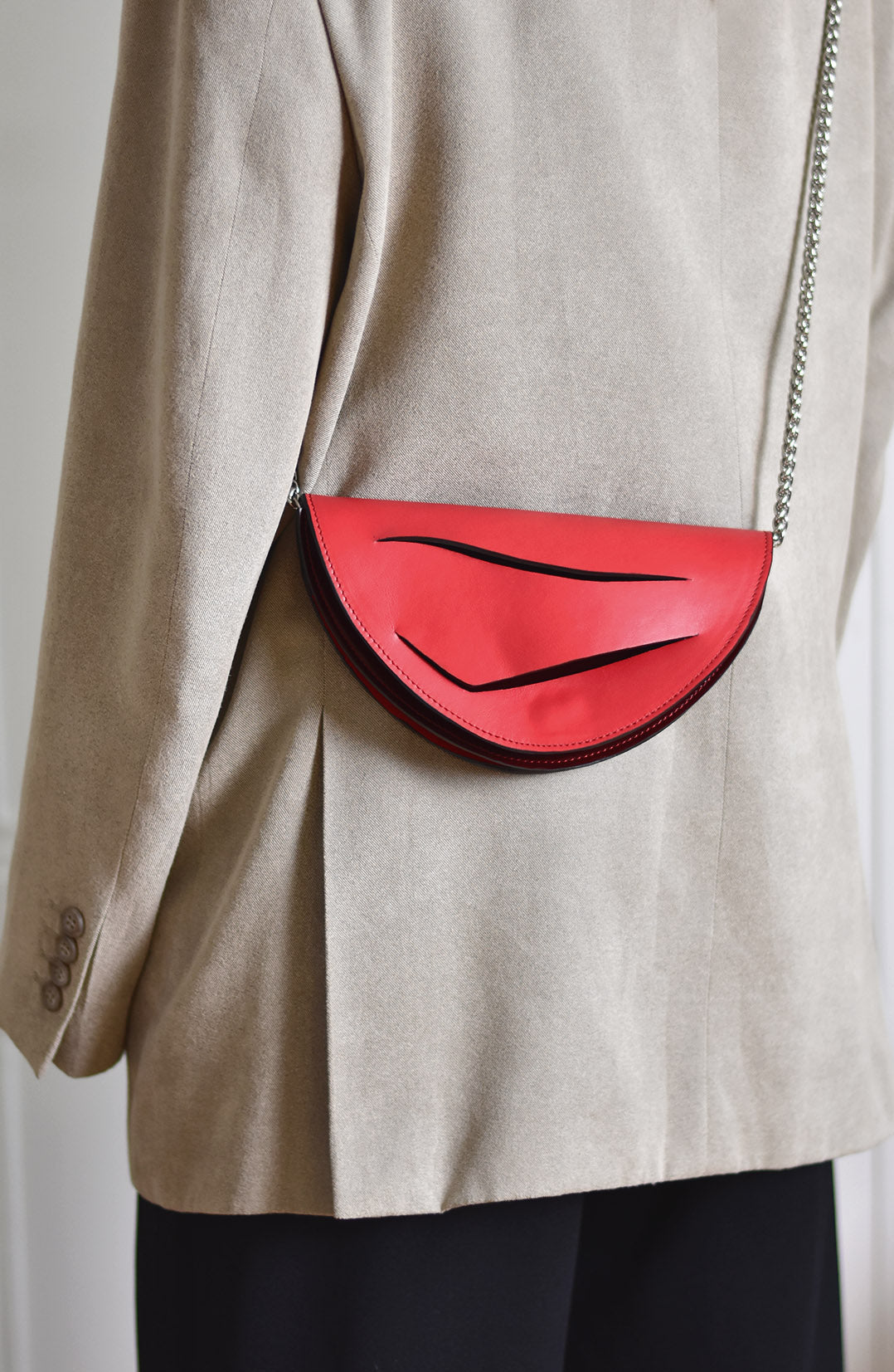 piros dune bag magyar designer bor taska lindasieto red leather halfmoon clutch to crossbody bag, unique wrist strap