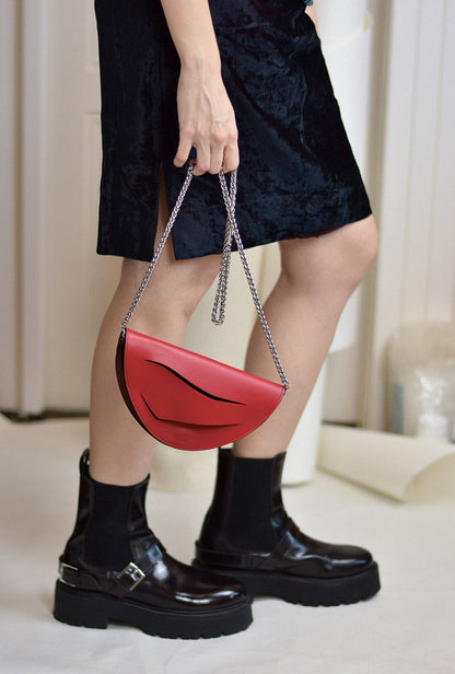 piros dune bag magyar designer bőr karácsonyi alkalmi táska, ajándék ötlet lindasieto red leather halfmoon clutch to crossbody bag, unique wrist strap, from holiday, evening collection