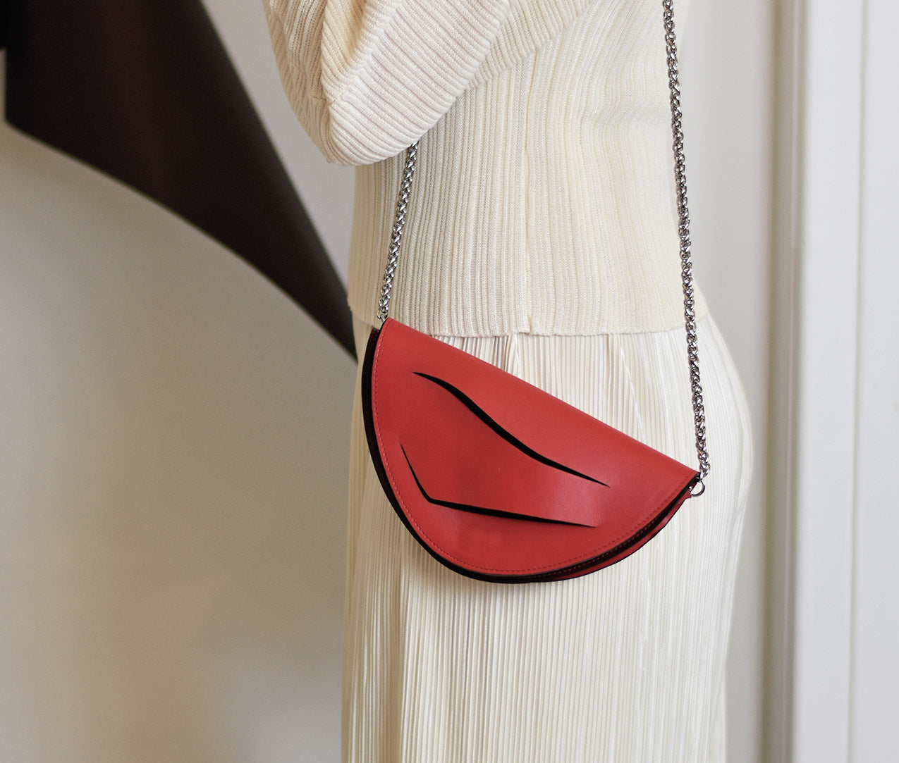 piros dune bag magyar designer bőr karácsonyi alkalmi táska, ajándék ötlet lindasieto red leather halfmoon clutch to crossbody bag, unique wrist strap, from holiday, evening collection