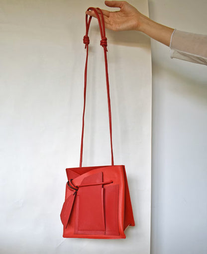 Piros magyar designer táska márka, táskatervező, egyedi design. Red leather bucket bag, unique crossbody style.