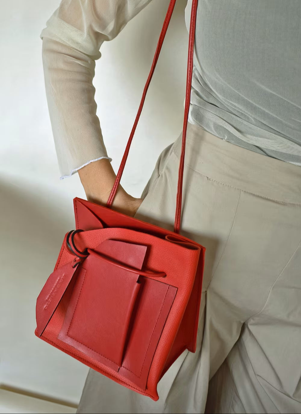 Piros magyar designer táska márka, táskatervező, egyedi design, marie claire. Red leather bucket bag, unique crossbody style.