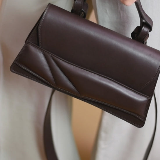 Lindasieto sculptural Mini Balance Bag dark chocolate brown premium italian nappa leather designer handbag, handcrafted in Budapest atelier. Mini Balance Bag, magyar designer különleges csokolade barna bőr táska, budapest design week. 