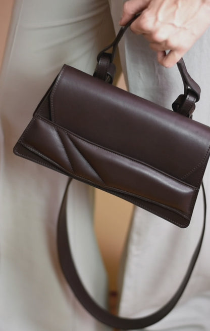 Lindasieto sculptural Mini Balance Bag dark chocolate brown premium italian nappa leather designer handbag, handcrafted in Budapest atelier. Mini Balance Bag, magyar designer különleges csokolade barna bőr táska, budapest design week. 