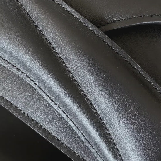 Lindasieto Link Bag, sculptural black leather clutch with a chain strap, close up detail of wrist strap and soft, black nappa leather texture. Magyar kortárs designer fekete bőr alkalmi női clutch táska, puha bőr és varrás részlete
