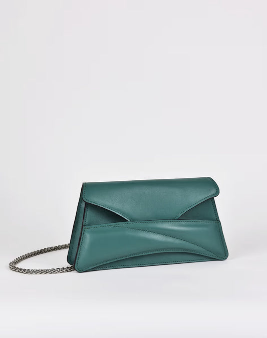 Jade emerald green leather minimalist clutch to crossbody bag, contemporary purse with unique wrist strap, silver chain strap by Budapest based fashion brand. Egyedi designer magyar valódi bőr borítéktáska, zöld női táska.