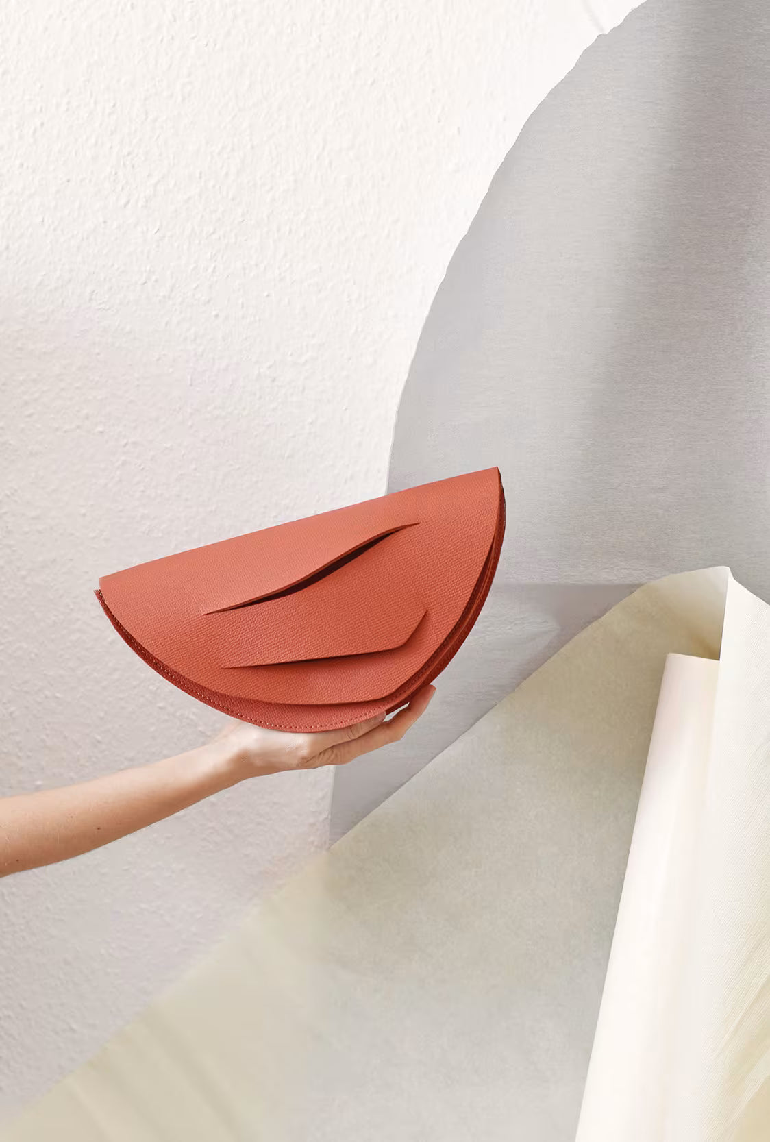 Egyedi bőr designer táska, magyar iparművész táska tervező,  prémium olasz bőrök, személyre szabott ajándék felirat /monogram, magyar márka ~
Sustainable, unique orange genuine leather crossbody, half moon bag, handbag, handcrafted in Italian leather.