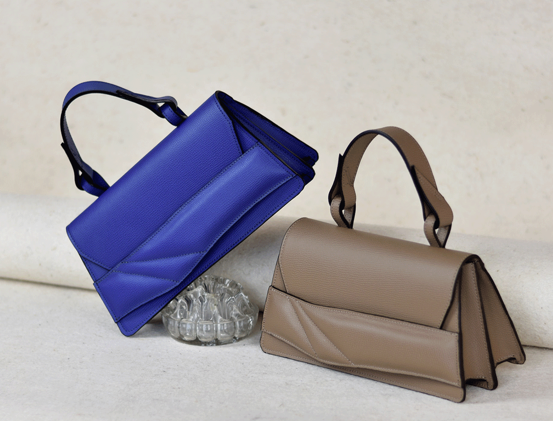 Magyar designer kék és barna olasz bőr táskák, elegáns design. Blue and beige leather personalised handbags with sculptural wrist straps, handcrafted from Italian leathers.