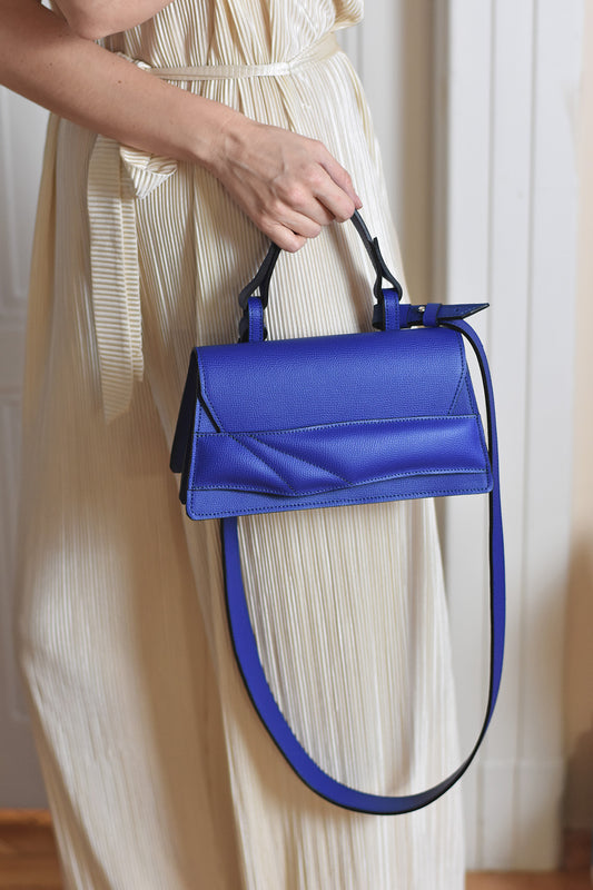 Magyar designer bőr crossbody táska, egyedi, női, uniszex, iparművész válltáska, különleges színekben, személyre szabott monogram, ajándék csomagolással. Handmade genuine leather crossbody bag by Budapest based fashion designer, unique wrist strap handle, gift wrap available. Limited quantities, ethical production.