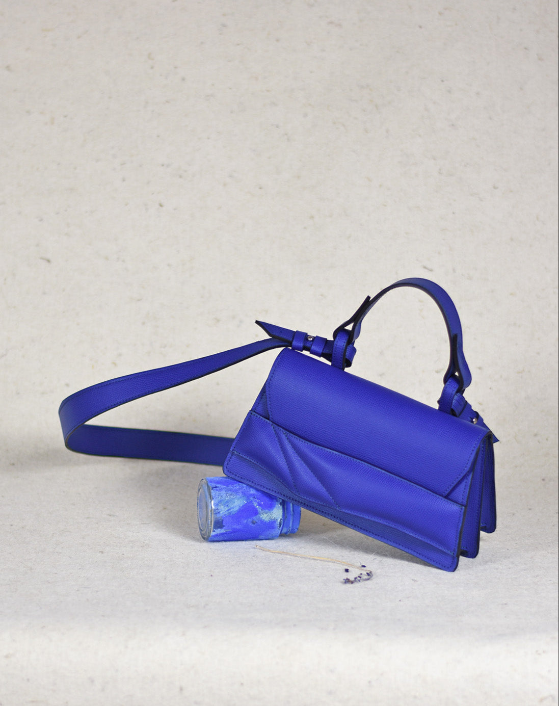 Magyar designer bőr crossbody mini balance táska, egyedi, női, uniszex, iparművész válltáska, különleges színekben, személyre szabott monogram, ajándék csomagolással. Handmade genuine leather crossbody bag by Budapest based fashion designer, unique wrist strap handle, gift wrap available. Limited quantities, ethical production.