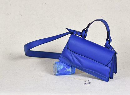 Magyar designer kobalt ultramarine kék crossbody táska, egyedi, női, uniszex válltáska, különleges színekben, személyre szabott monogram, ajándék csomagolással. Handmade ultramarine cobalt blue top handle shoulder bag by Budapest based fashion designer, unique wrist strap design. Limited quantities, ethical production.