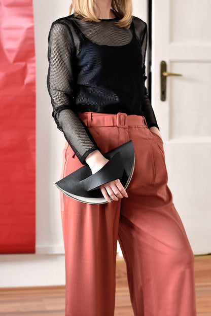 Handmade clutch bag handcrafted from genuine Italian leather, custom colors, black handbag, purse with unique wrist strap by Hungarian, Budapest based designer. Fekete, választható színű bőr designer borítéktáska, táska, magyar táskatervező márka.
