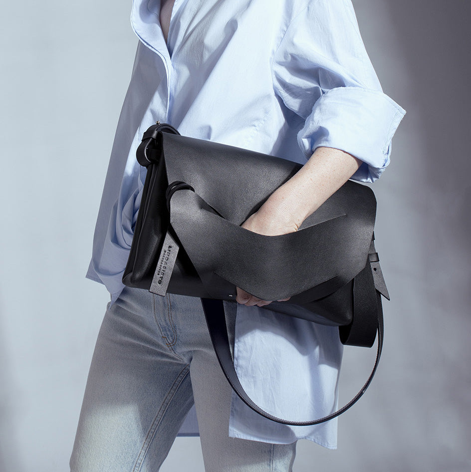 Magyar designer bőr válltáska, táska, magyar táskatervező, márka. Handmade black Italian genuine leather sculptural handbag, crossbody, oversize, soft clutch bag with unique wrist strap by Hungarian, Budapest based designer.