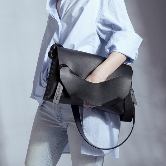 Magyar designer bőr válltáska, táska, magyar táskatervező, márka. Handmade black Italian genuine leather sculptural handbag, crossbody, oversize, soft clutch bag with unique wrist strap by Hungarian, Budapest based designer.