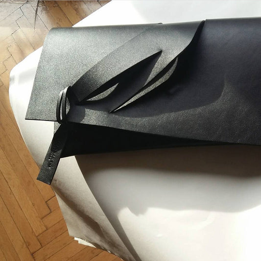 Prémium bőr designer borítéktáska magyar iparművész tervezői táska márka, különleges színek, személyre szabott felirat,monogram, ajándék csomagolás. Italian leather avantgarde black occassion clutch bag, seen on Vogue, unique wrist strap, custom colors, personalized bridal clutch gift, Budapest, EU based fashion brand.