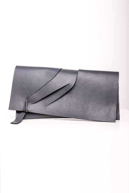 Prémium bőr designer borítéktáska magyar iparművész tervezői táska márka, különleges színek, személyre szabott felirat,monogram, ajándék csomagolás. Italian leather avantgarde grey occasion clutch bag, seen on Vogue, unique wrist strap, custom colors, personalized bridal clutch gift, Budapest, EU based fashion brand.