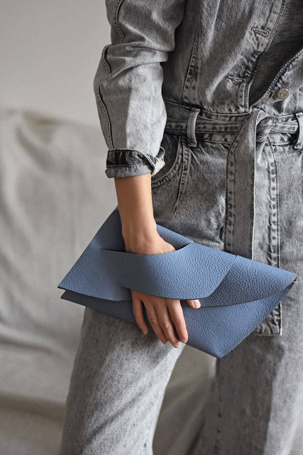 Handmade neutral grey blue genuine leather handbag, clutch purse with unique wrist strap by Hungarian, Budapest based designer.Bőr designer borítéktáska, magyar táskatervező márka.