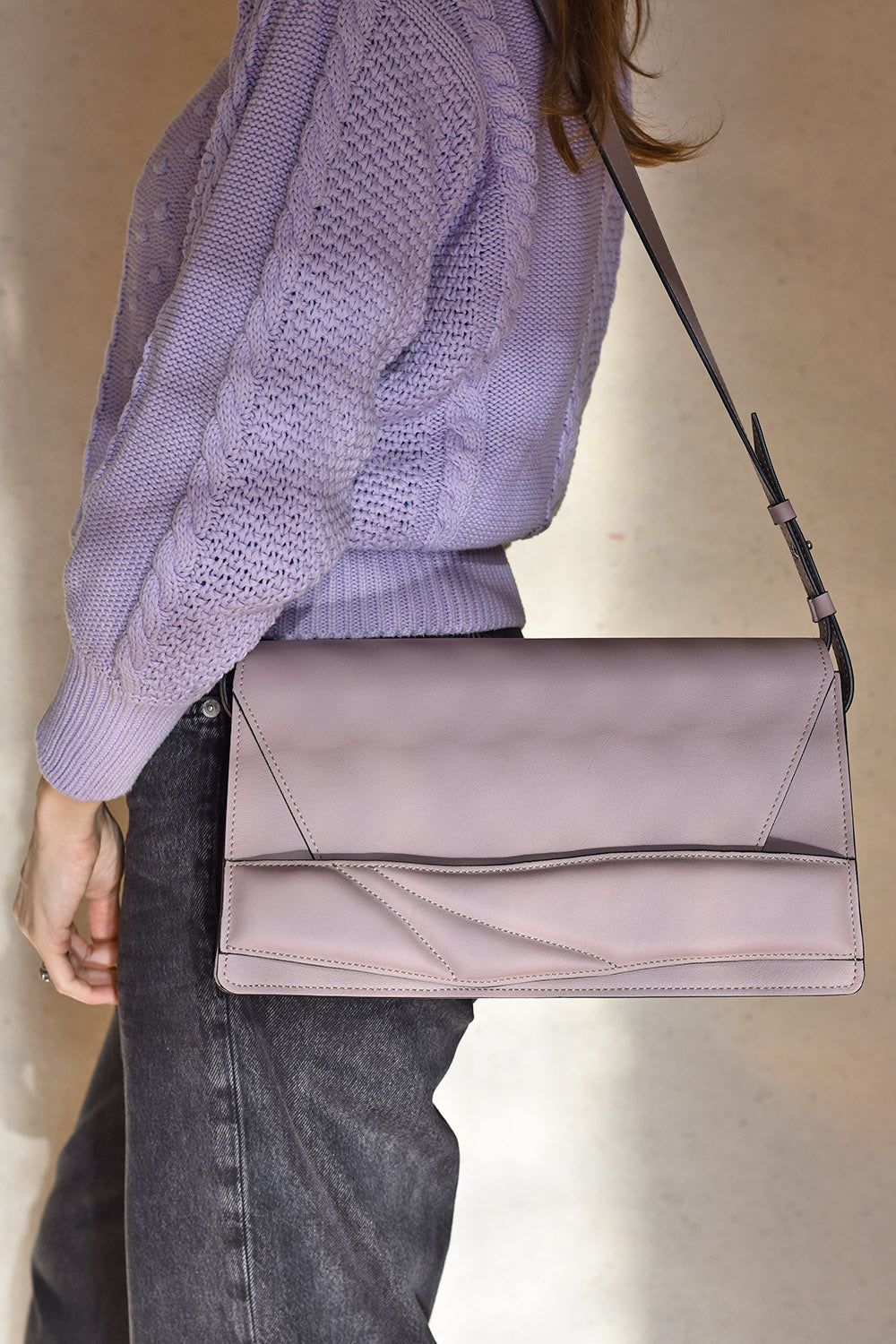 Handmade neutral taupe genuine leather handbags, shoulder bag with unique wrist strap by Hungarian, Budapest based designer.Bőr designer crossbody táska, magyar táskatervező márka.