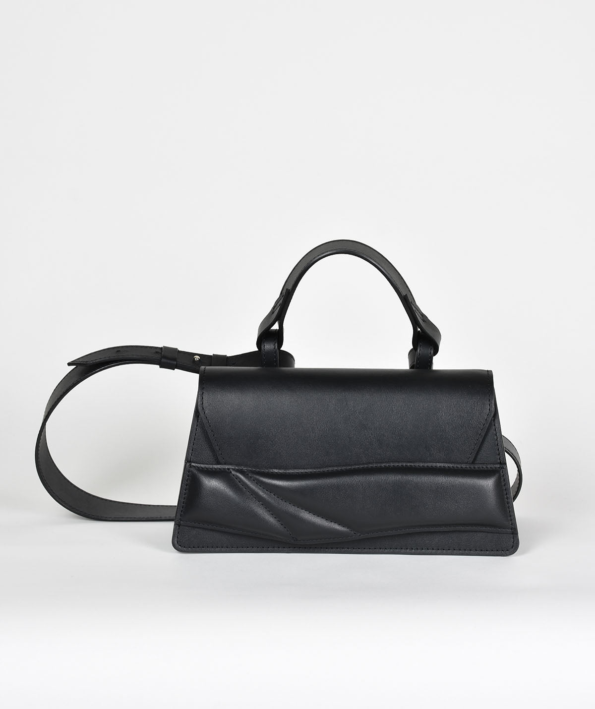 Handmade clutch bag handcrafted from genuine Italian leather, custom colors, black handbag, crossbody purse with unique wrist strap by Hungarian, Budapest based designer.  Magyar designer bőr táska, egyedi, női, uniszex válltáska, különleges színekben, személyre szabott felirattal, monogrammal, ajándék csomagolással, magyar tervező, márka.