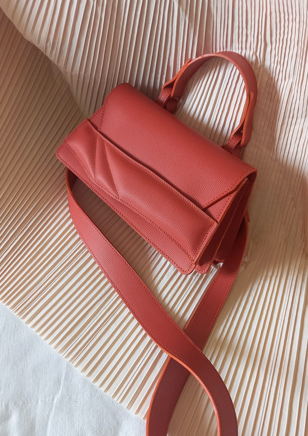 Magyar designer bőr crossbody táska, egyedi, női, uniszex, iparművész válltáska, különleges színekben, személyre szabott monogram, ajándék csomagolással. Handmade genuine leather crossbody bag by Budapest based fashion designer, unique wrist strap handle, gift wrap available. Limited quantities, ethical production.