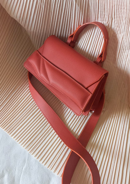 Magyar designer bőr crossbody táska, egyedi, női, uniszex, iparművész válltáska, különleges színekben, személyre szabott monogram, ajándék csomagolással. Handmade genuine leather crossbody bag by Budapest based fashion designer, unique wrist strap handle, gift wrap available. Limited quantities, ethical production.