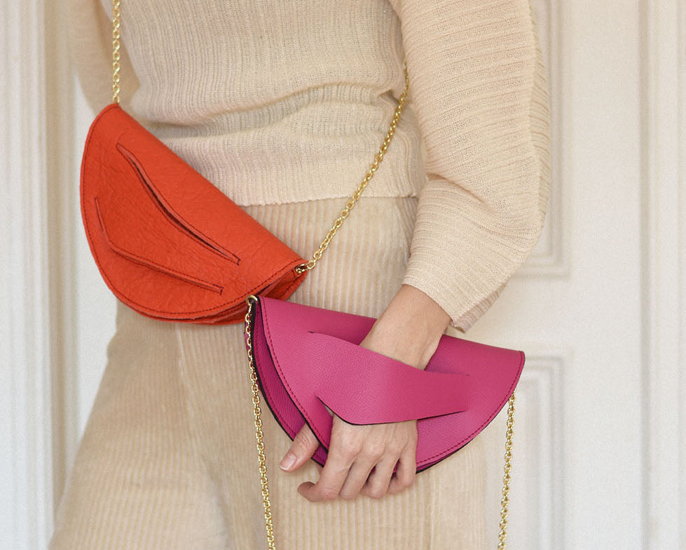 Handmade red vegan handbag, crossbody, clutch bag with unique wrist strap by Hungarian, Budapest based designer. Bőr designer válltáska, táska, magyar táska tervező márka.