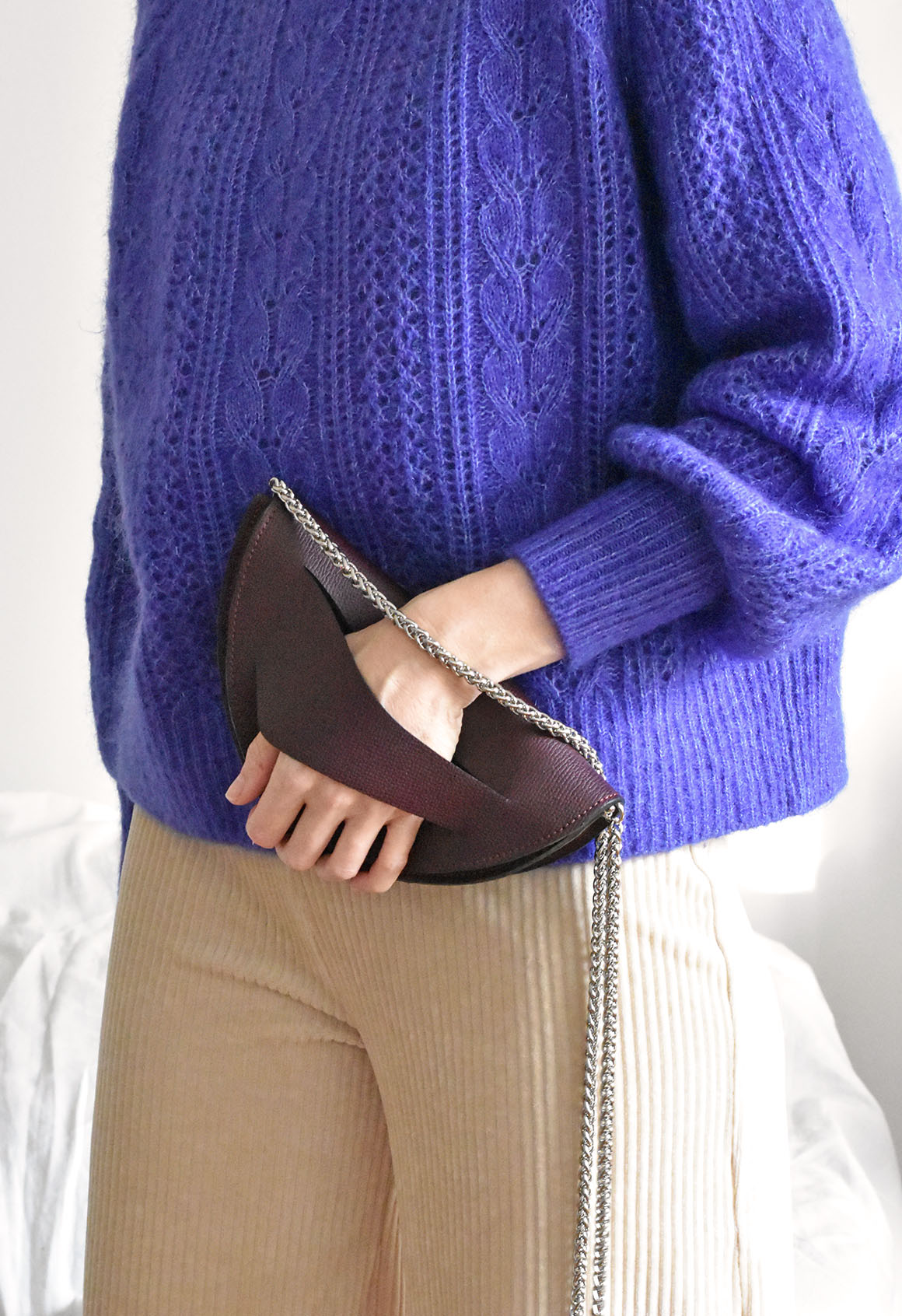 Handmade clutch bag handcrafted from genuine Italian leather, custom colors, black red burgundy garnet wine handbag, crossbody purse with unique wrist strap by Hungarian, Budapest based designer. Fekete, bordó választható színű bőr designer borítéktáska, táska, válltáska magyar táskatervező márka.