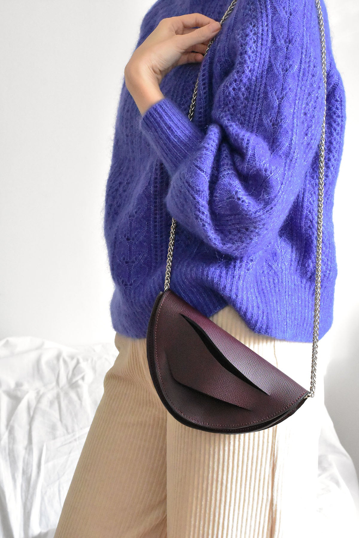 Handmade clutch bag handcrafted from genuine Italian leather, custom colors, black red burgundy garnet wine handbag, crossbody purse with unique wrist strap by Hungarian, Budapest based designer. Fekete, bordó választható színű bőr designer borítéktáska, táska, válltáska magyar táskatervező márka.