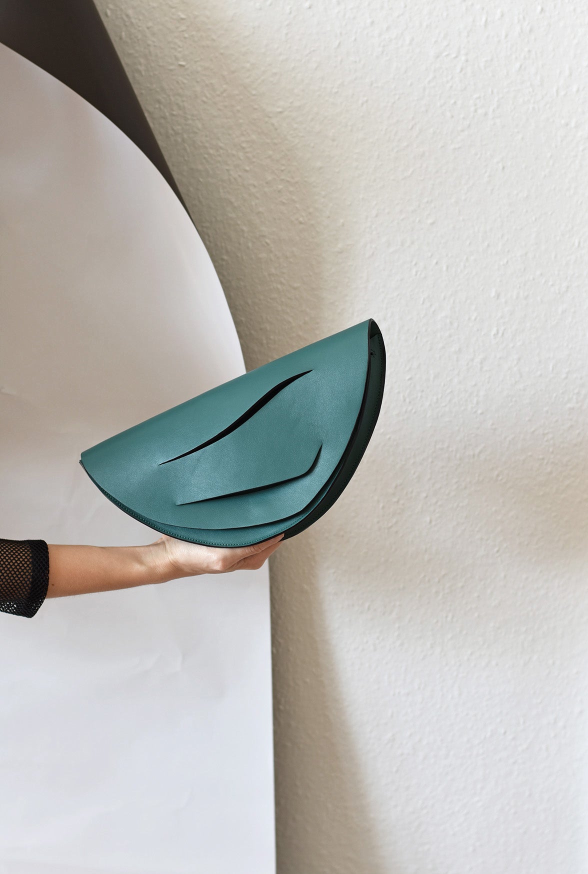 Prémium bőr designer borítéktáska magyar iparművész tervezői táska márka, különleges színek, személyre szabott felirat,monogram, ajándék csomagolás. Italian leather handmade elegant occassion clutch bag, seen on Vogue, unique wrist strap, custom colors, personalized bridal clutch gift, Budapest, EU based fashion brand.