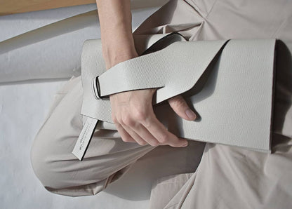 Prémium bőr designer borítéktáska magyar iparművész tervezői táska márka, különleges színek, személyre szabott felirat,monogram, ajándék csomagolás. Italian leather handmade elegant occassion clutch bag, seen on Vogue, unique wrist strap, custom colors, personalized bridal clutch gift, Budapest, EU based fashion brand.