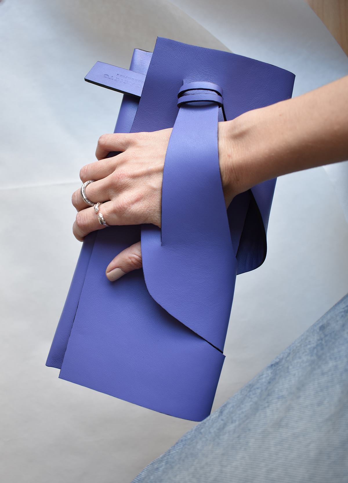 Prémium bőr designer borítéktáska magyar iparművész tervezői táska márka, különleges színek, személyre szabott felirat,monogram, ajándék csomagolás. Italian leather handmade elegant occassion clutch bag, seen on Vogue, unique wrist strap, custom colors, personalized bridal clutch gift, Budapest, EU based fashion brand.