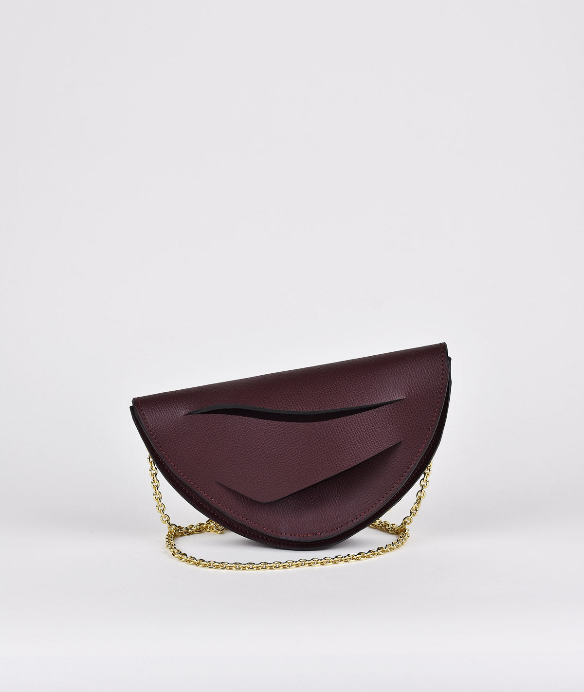 Handmade clutch bag handcrafted from genuine Italian leather, custom colors, black red burgundy garnet wine handbag, crossbody purse with unique wrist strap by Hungarian, Budapest based designer. Fekete, bordó választható színű bőr designer borítéktáska, táska, válltáska magyar táskatervező márka.