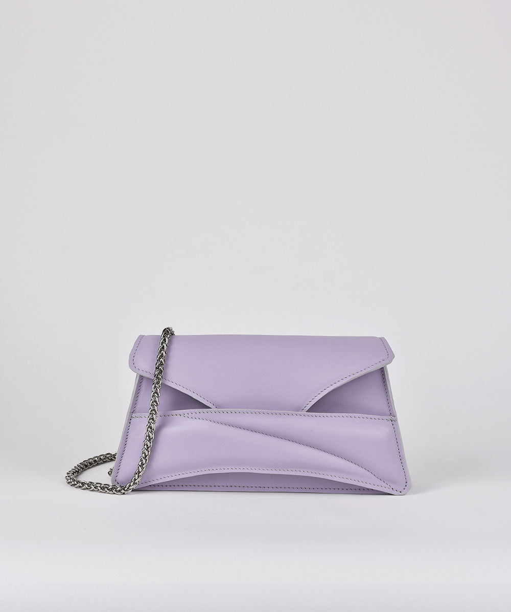 Lilac mauve leather designer clutch to crossbody bag, purse  with unique wrist strap, silver chain strap by Budapest based fashion brand. Egyedi magyar bőr borítéktáska, lila női táska, ezüst lánc vállpánttal.