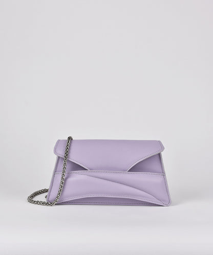 Lilac mauve leather designer clutch to crossbody bag, purse  with unique wrist strap, silver chain strap by Budapest based fashion brand. Egyedi magyar bőr borítéktáska, lila női táska, ezüst lánc vállpánttal.