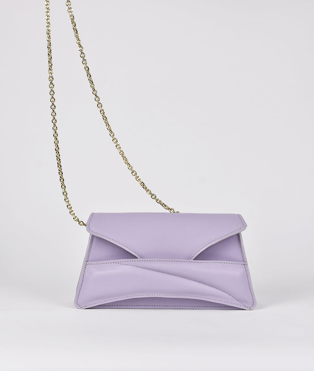 Lilac mauve leather designer clutch to crossbody bag, purse  with unique wrist strap, gold chain strap by Budapest based fashion brand. Egyedi magyar bőr borítéktáska, lila női táska, arany lánc vállpánttal.