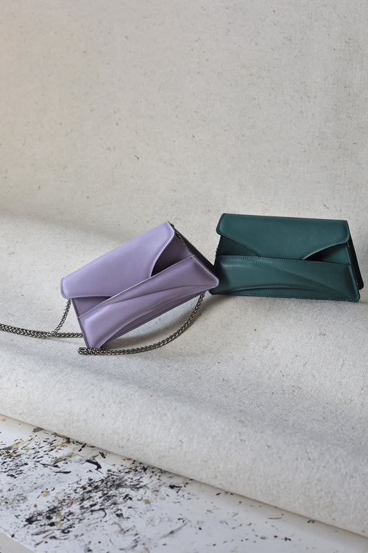 Lilac mauve leather designer clutch to crossbody bag, purse  with unique wrist strap, silver chain strap by Budapest based fashion brand. Egyedi magyar bőr borítéktáska, lila női táska, ezüst lánc vállpánttal.