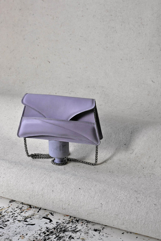 Lilac leather designer clutch to crossbody bag, purse  with unique wrist strap, silver chain strap by Budapest based fashion brand. Egyedi magyar bőr borítéktáska, lila női táska, ezüst lánc vállpánttal.