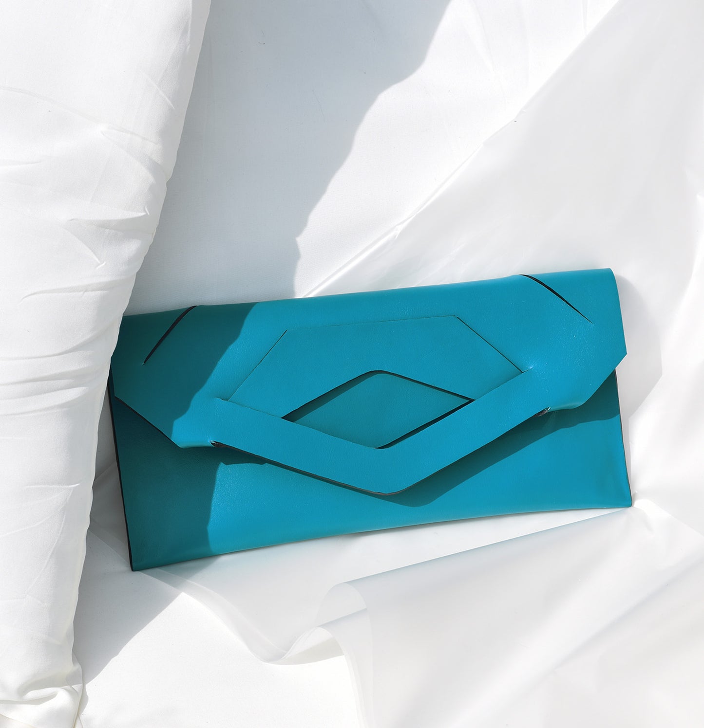 Lindasieto prémium, türkiz kék, alkalmi, valódi bőr Triangular Slashed designer clutch táska, magyar tervezői táska márka, monogrammal. Personalised, sculptural, teal blue Italian nappa leather, handmade elegant occasion clutch bag, unique wrist strap, wedding clutch gift, Budapest fashion brand.