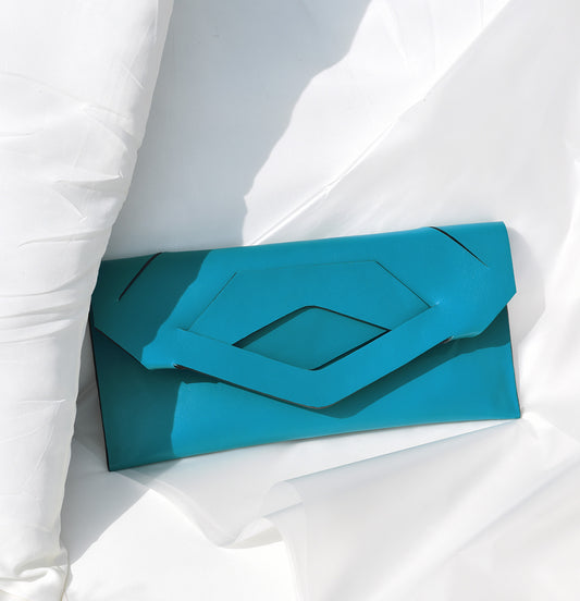 Lindasieto prémium, türkiz kék, alkalmi, valódi bőr Triangular Slashed designer clutch táska, magyar tervezői táska márka, monogrammal. Personalised, sculptural, teal blue Italian nappa leather, handmade elegant occasion clutch bag, unique wrist strap, wedding clutch gift, Budapest fashion brand.