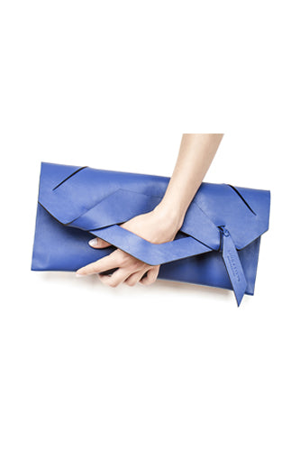 Prémium bőr designer borítéktáska magyar iparművész tervezői táska márka, különleges színek, személyre szabott felirat,monogram, ajándék csomagolás. Italian leather handmade elegant occassion clutch bag, seen on Vogue, unique wrist strap, custom colors, personalized bridal clutch gift, Budapest, EU based fashion brand.