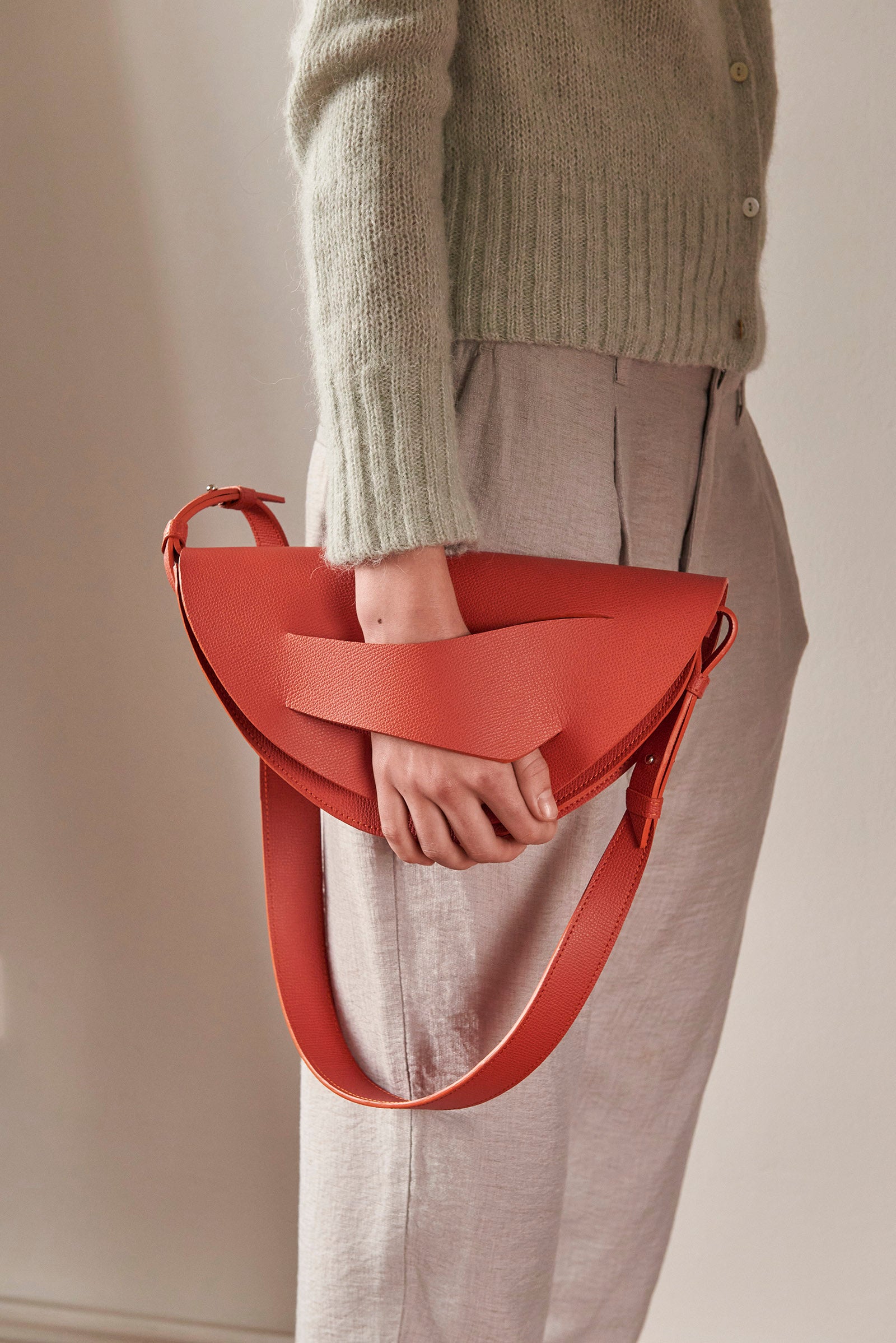 Egyedi bőr designer táska, magyar iparművész táska tervező,  prémium olasz bőrök, személyre szabott ajándék felirat /monogram, magyar márka ~
Sustainable, unique orange genuine leather crossbody, half moon bag, handbag, charms, keyring, keychain, Italian leather. Limited numbers, custom colors, personalization, gift wrapped.