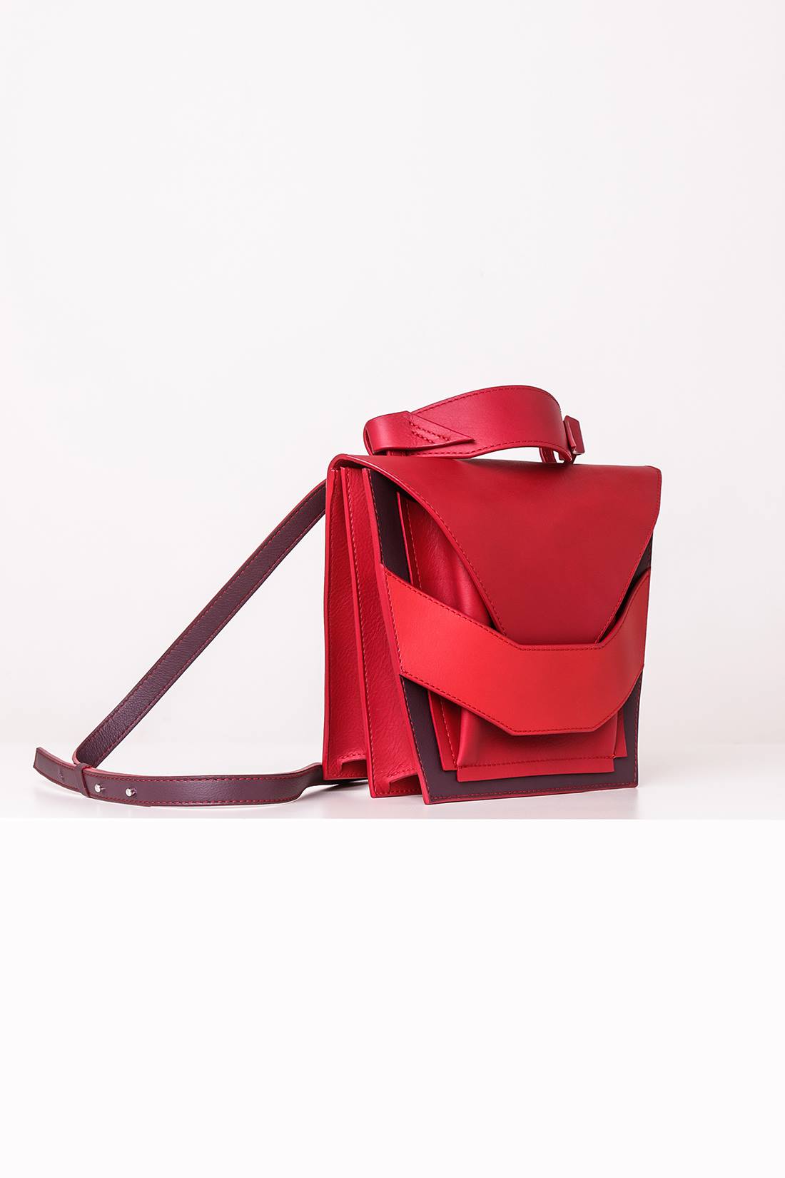 Lindasieto Layered Bag handcrafted from luxurious Italian red nappa leather, sculptural minimalist handbag, crossbody purse with unique wrist strap by Hungarian, Budapest based designer. Piros bőr kortárs designer válltáska magyar táska tervező márka.
