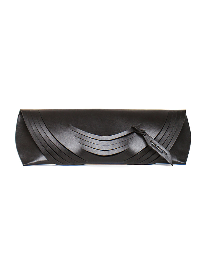 Lindasieto Curved Slashed Clutch bag crafted from black Italian leather, custom colors, sculptural, minimalist east west style purse with unique wrist strap by Budapest  independent designer. Fekete, választható színű bőr designer borítéktáska, táska, magyar táskatervező, magyar táska designer márka.