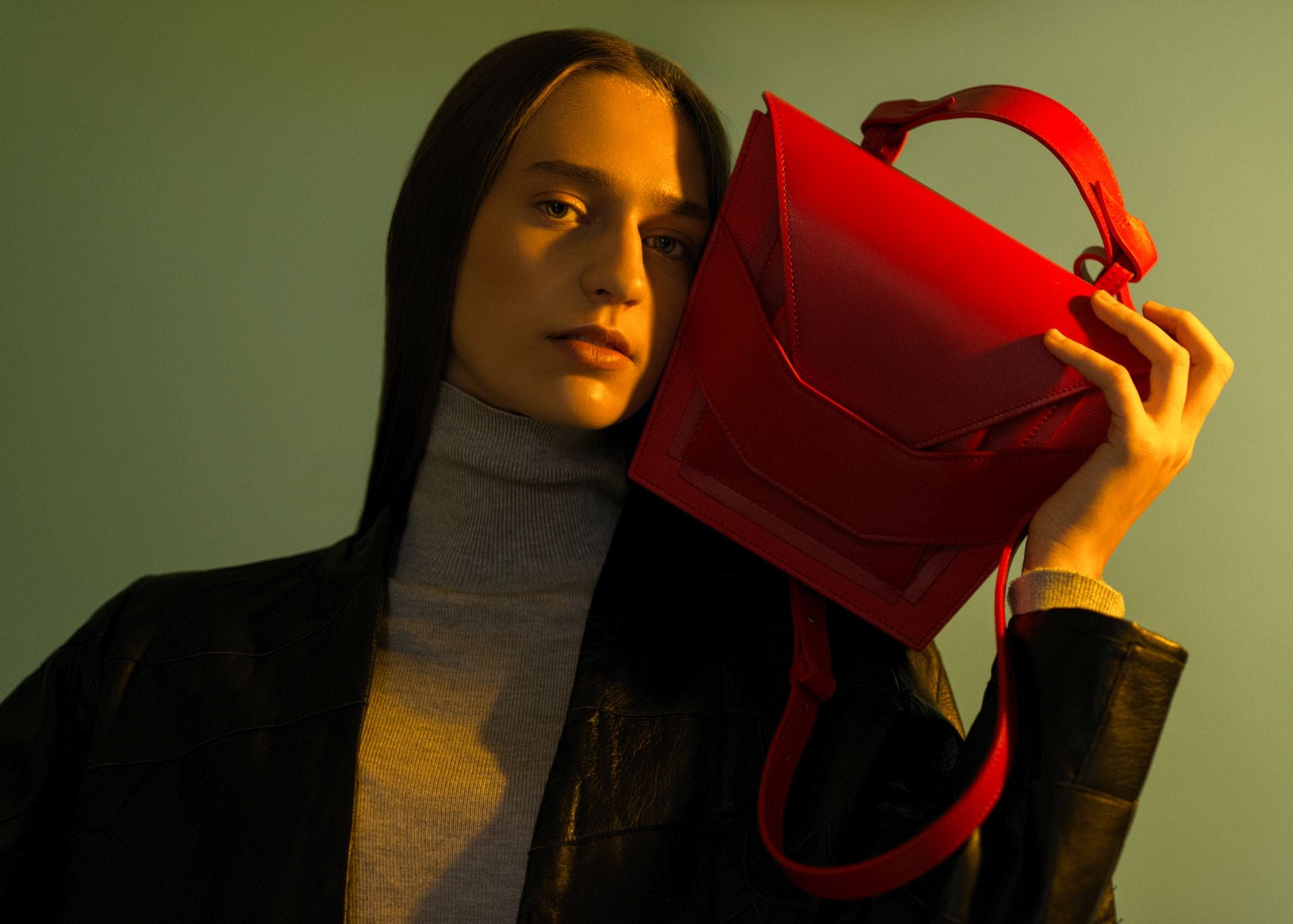 Lindasieto Layered Bag handcrafted from luxurious Italian red nappa leather, sculptural minimalist handbag, crossbody purse with unique wrist strap by Hungarian, Budapest based designer. Piros bőr kortárs designer válltáska magyar táska tervező márka.