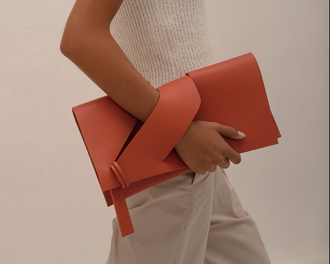 Prémium, narancs színű, bőr designer boríték clutch táska magyar tervező, márka, monogrammal. Personalised, orange Italian leather handmade elegant occassion clutch bag, unique wrist strap, wedding clutch gift, Budapest fashion brand.