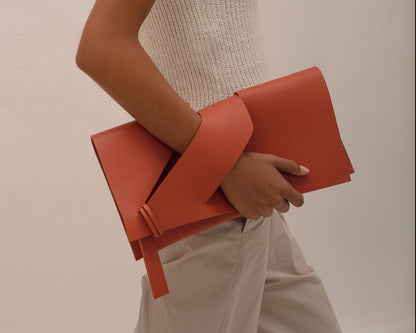 Prémium, narancs színű, bőr designer boríték clutch táska magyar tervező, márka, monogrammal. Personalised, orange Italian leather handmade elegant occassion clutch bag, unique wrist strap, wedding clutch gift, Budapest fashion brand.