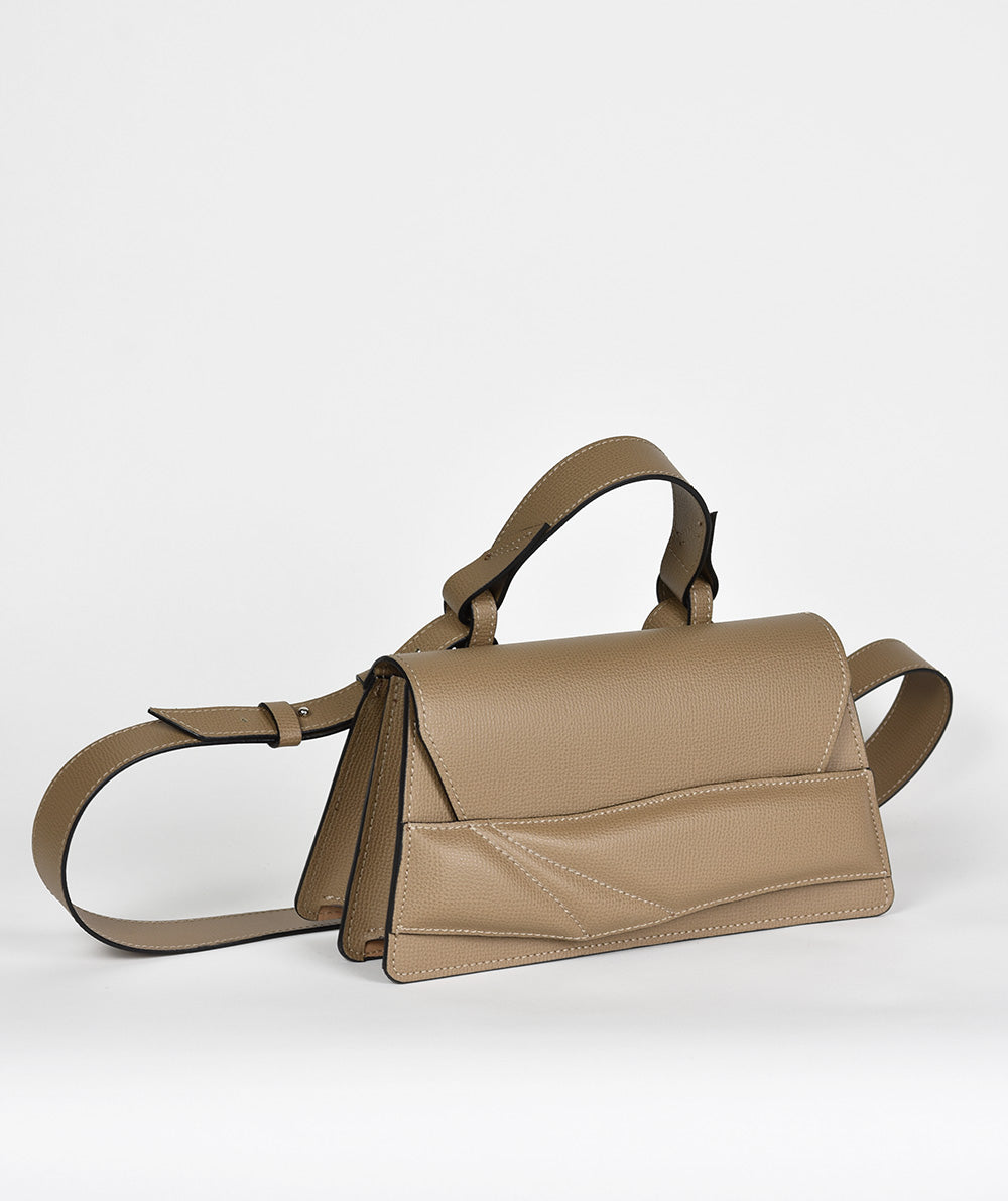Sand taupe neutral leather compact timeless handbag with sculptural, matelasse wrist strap design. Homokszín neutrális bőr lindasieto kis táska kézifogóval, vállpánttal.