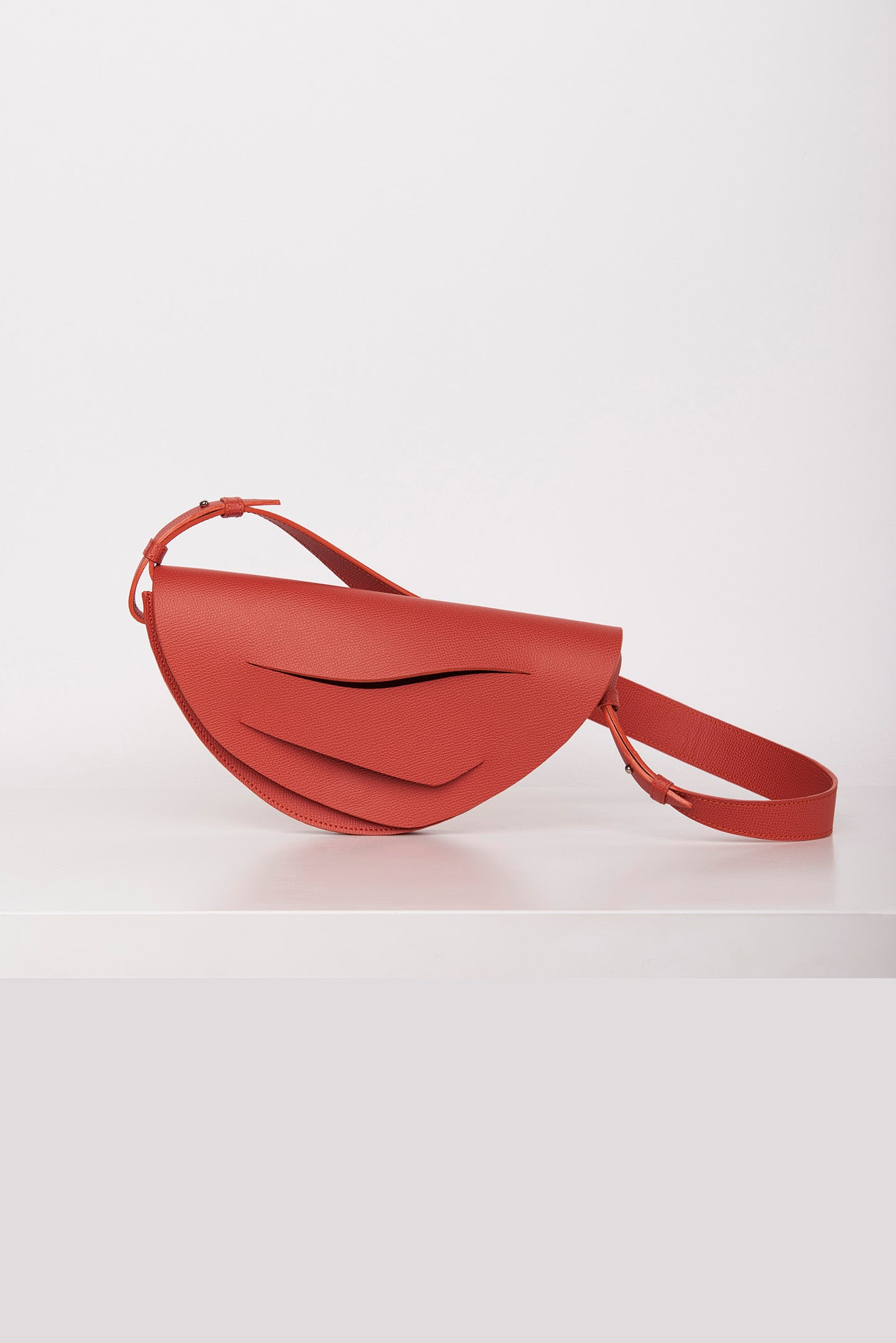 Egyedi bőr designer táska, magyar iparművész táska tervező,  prémium olasz bőrök, személyre szabott ajándék felirat /monogram, magyar márka ~
Sustainable, unique orange genuine leather crossbody, half moon bag, handbag, charms, keyring, keychain, Italian leather. Limited numbers, custom colors, personalization, gift wrapped.